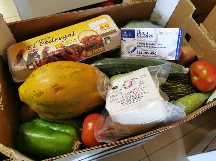 Caja con frutas, verduras, huevos y quesos que llegarán a las familias de la Isla (Foto TA)